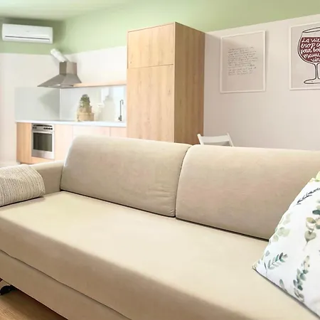 Apartment Cozy Nest Golem- 1 Min From The Golem (Tirana)